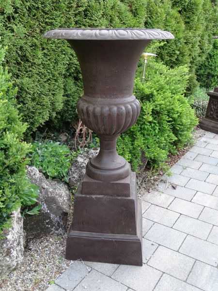 Gusseisen Vase braun auf Sockel