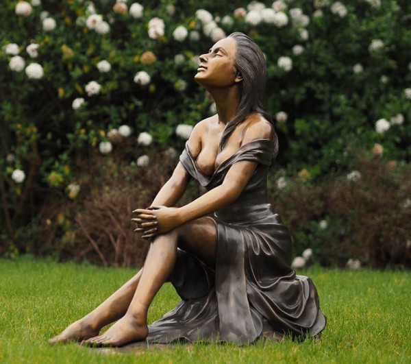 Bronzefigur Frau sitzend