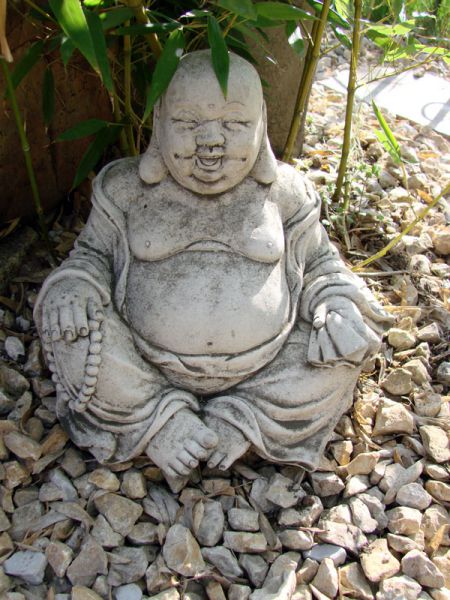 Buddha sitzend aus Steinguss