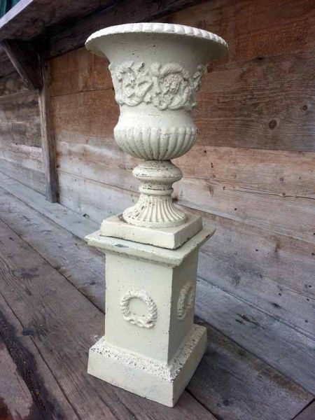 Urne Vase auf Sockel aus Gusseisen