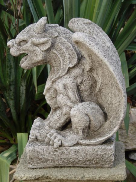 Gargoyle-mit-fluegel-aus-steinguss-01