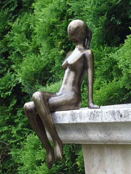 Bronzefigur Frau modern