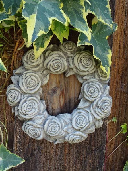 Blumenkranz Wandrelief aus Stein