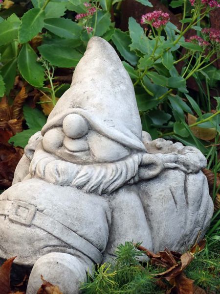Wichtel Pixi mit Sack - frostfeste Gartenfigur