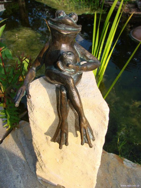 Bronzefrosch Pet auf Säule