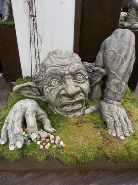 Riesiger Troll Carlos aus Steinguss