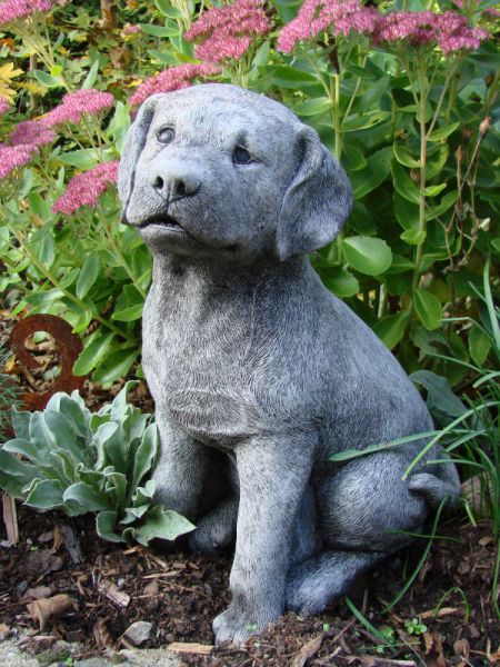 Labrador - sitzende Hundefigur aus Steinguss