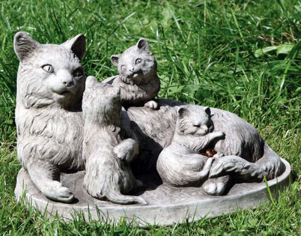 Katzenfamilie aus Steinguss