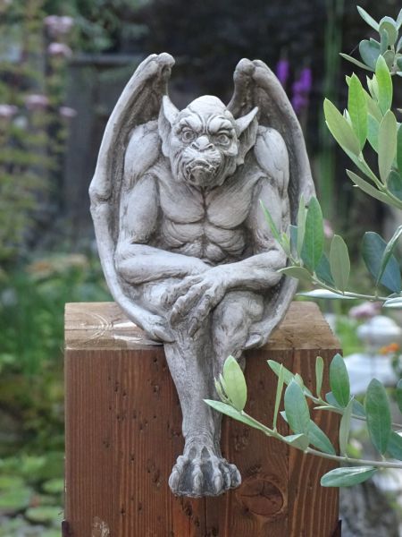 Steingussfigur Gargoyle Kantenhocker mit Flügel