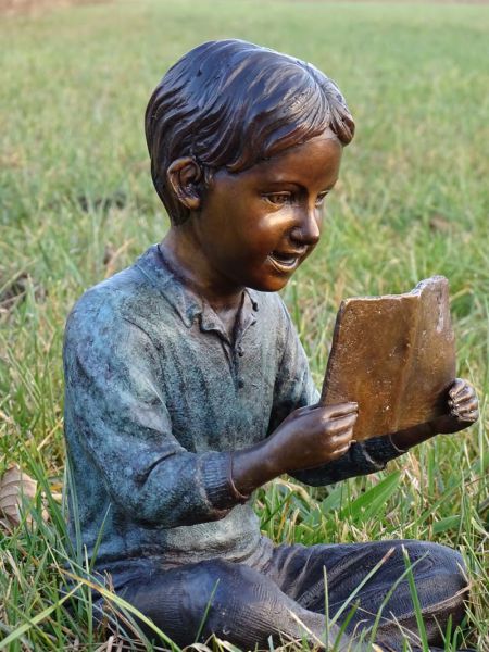 Bronzefigur Junge mit Buch