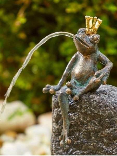 Bronzefigur Froschkönig Heiner aus Bronze wasserspeiend auch für Miniteiche geeignet