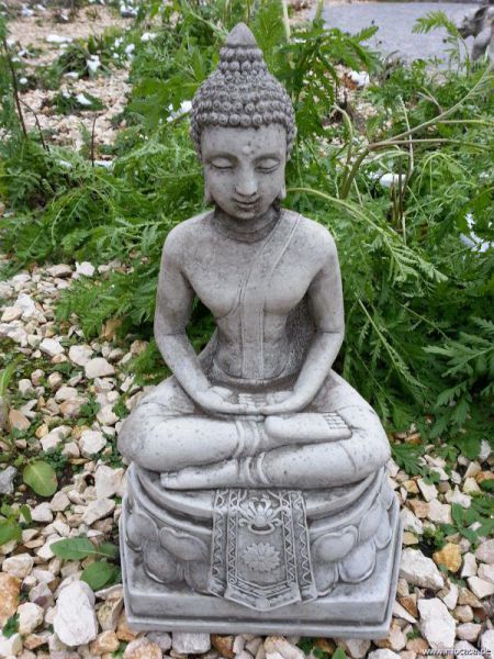 Buddha auf Sockel verziert