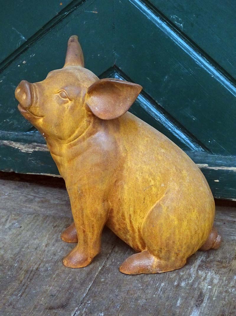 Gusseisenfigur Schwein Babe sitzend aus Gusseisen für Ihren Garten