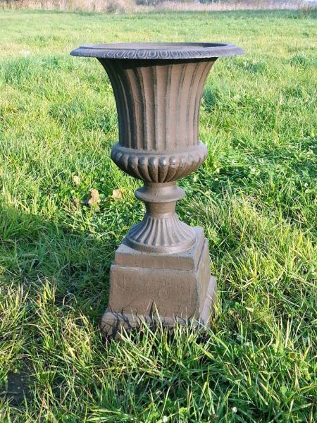 Louvre Vase auf Sockel aus Gusseisen braun