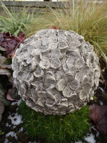 Steinkugel Blüte zur Gartendeko