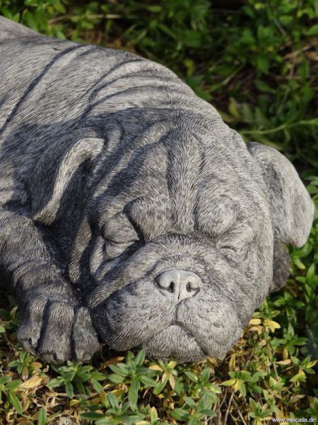 Hund Mops liegend aus Steinguss