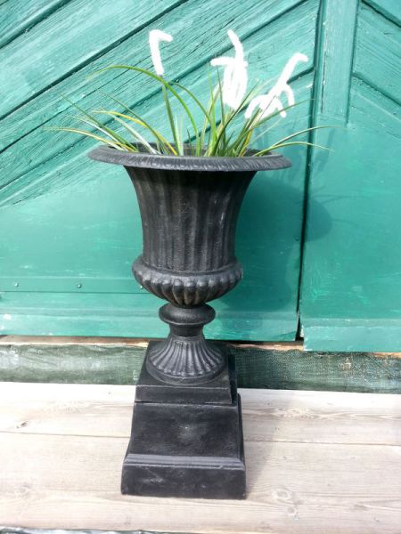 Louvre Eisenvase auf Sockel schwarz