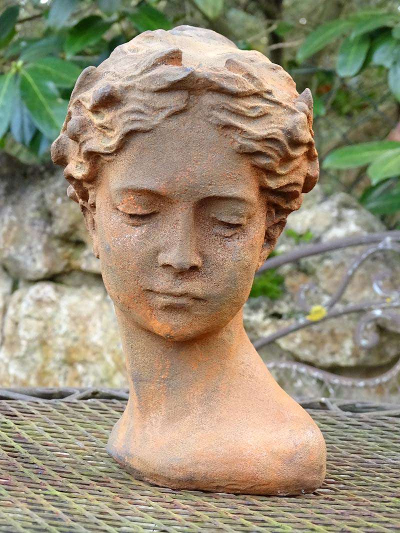 Büste Mädchen aus Gusseisen - Figur aus Eisenguss mit Naturrost Patina