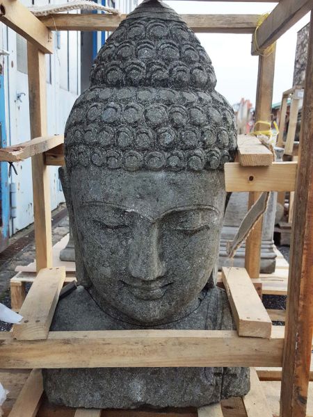 Handgehauene Buddha Büste aus Naturstein Basanit