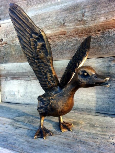 Flugente mit ausgebreiteten Flügeln aus Bronze