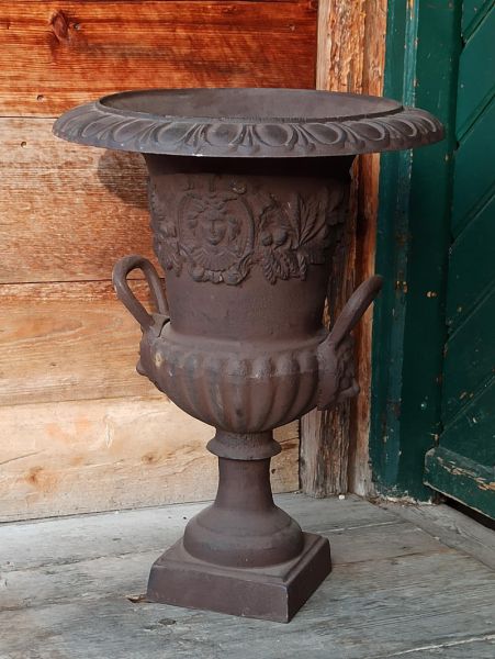 Eisenvase mit Henkel