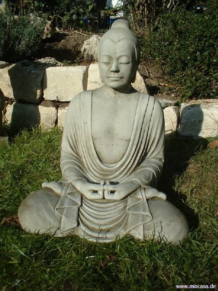 Buddha aus Steinguss meditierend