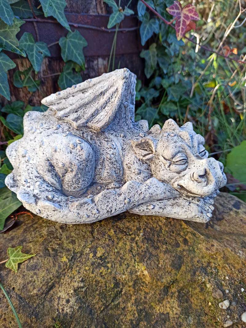 Liegender Drache klein aus Steinguss Frostfeste Drachenfigur für den