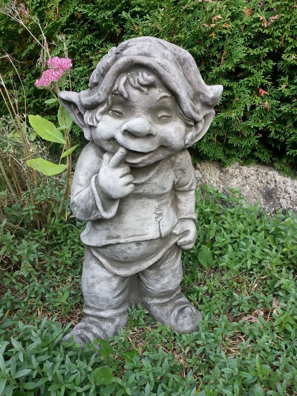 Gartenfigur Alvin Wichtel stehend aus Steinguss, antik patiniert. aus