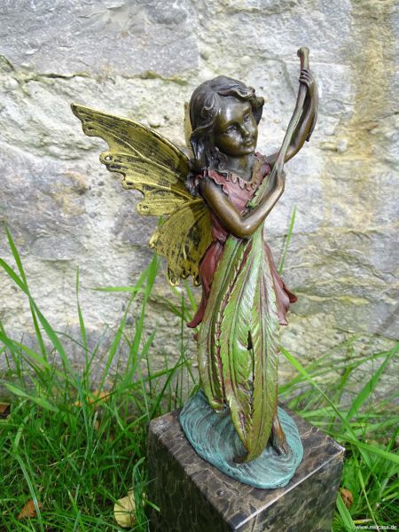 Bronzeelfe stehend auf Marmorsockel