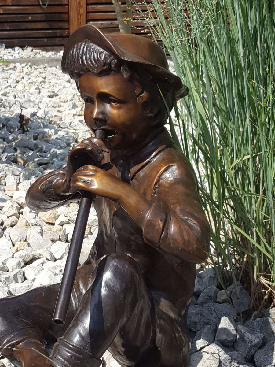 Bronzefigur Flötenspieler als Wasserspeier mit Flöte Steinfiguren