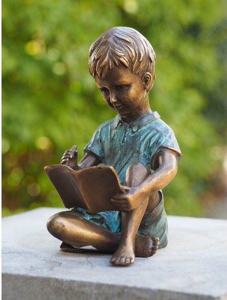 Bronzefigur Junge mit Buch