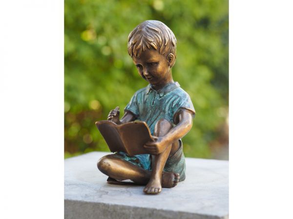 Bronzefigur Junge mit Malbuch