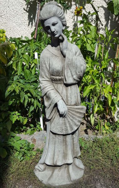 Gartenfigur Geisha stehend aus Steinguss