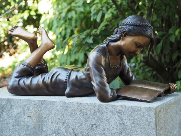 Bronzefigur Mädchen mit Buch