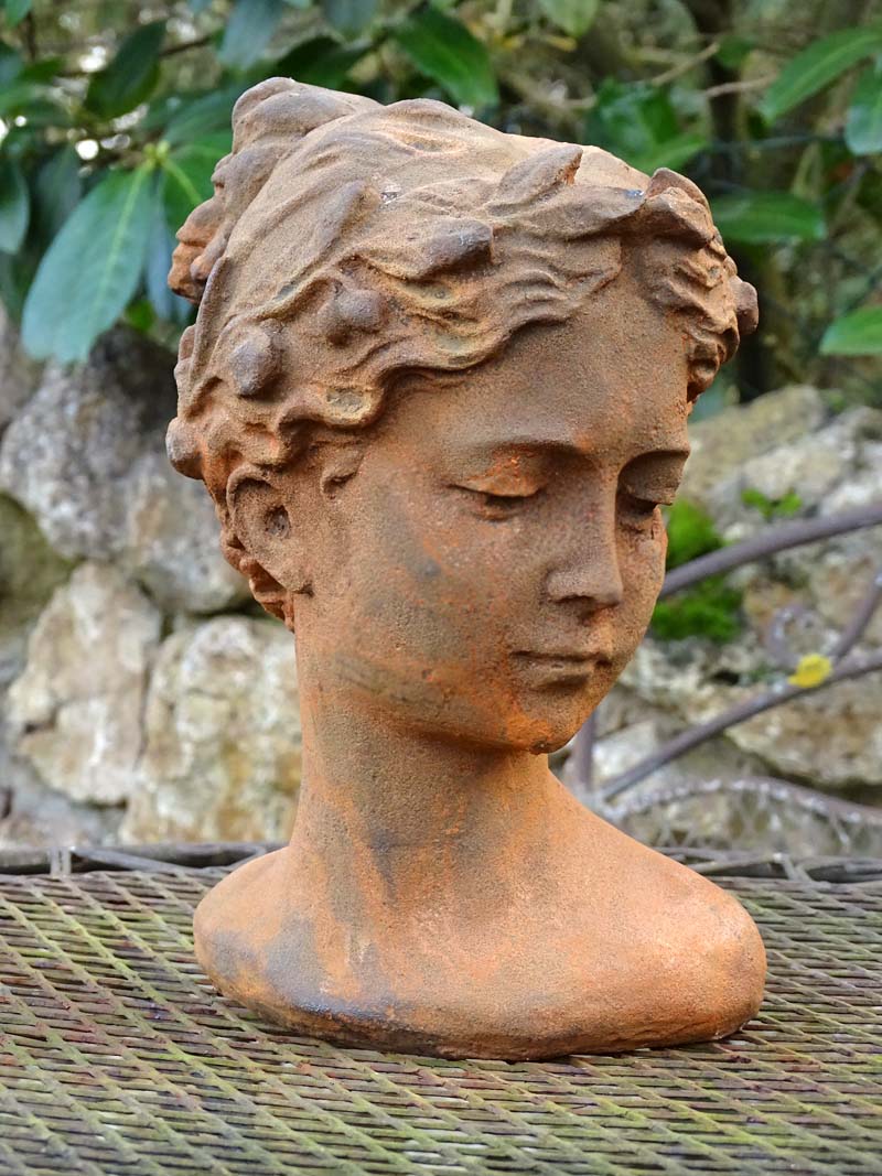 Büste Mädchen aus Gusseisen - Figur aus Eisenguss mit Naturrost Patina