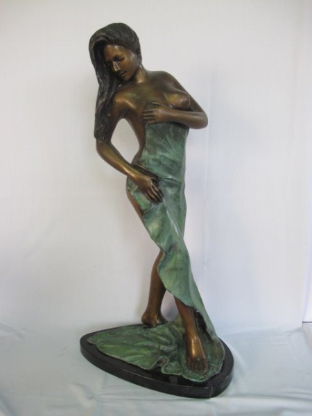 Frau mit Tuch Bronzefigur