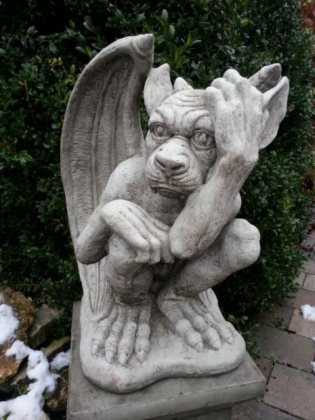 Gargoyle Hand auf Stirn groß