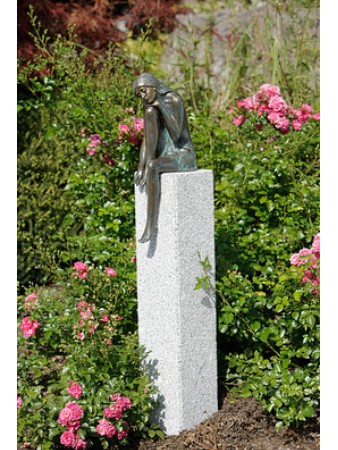 Bronzeskulptur Emanuelle auf Granitstele