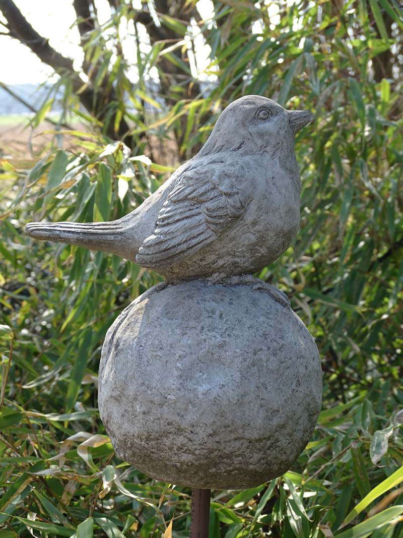Steinfigur schöner Vogel auf Eichel  Frostfest Steinguss Garten Deko 