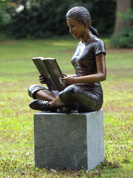 Bronzefigur Mädchen sitzend mit Buch
