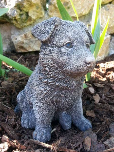 Hundefigur aus Steinguss