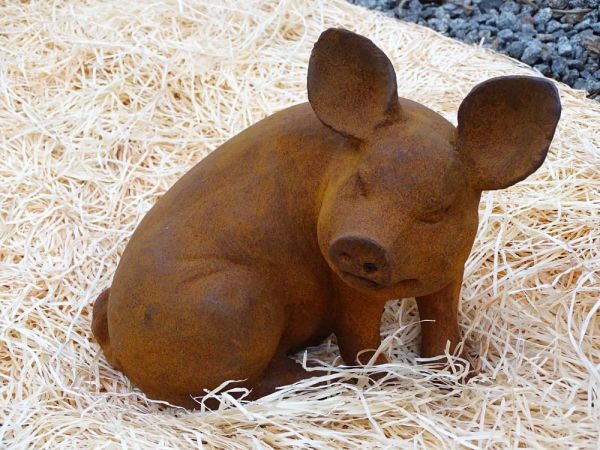 Gusseisenfigur Schwein HERO sitzend aus Gusseisen für Ihren Garten
