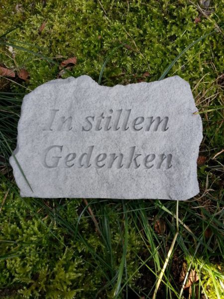 Gedenkstein mit Spruch "In stillem Gedenken" aus Steinguss