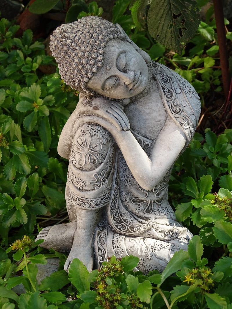 Steinfigur Buddha ruhend Massive Gartenfigur aus
