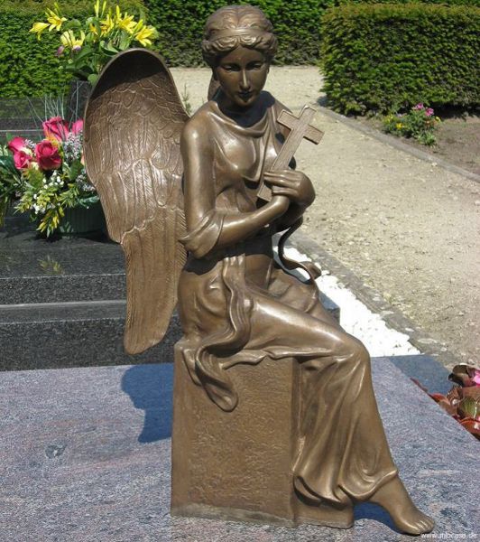 Engel mit Kreuz aus Bronze sitzend