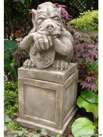 Schild Gargoyle auf Sockel (Fiona Scott - Devonshire Gartenfigur)