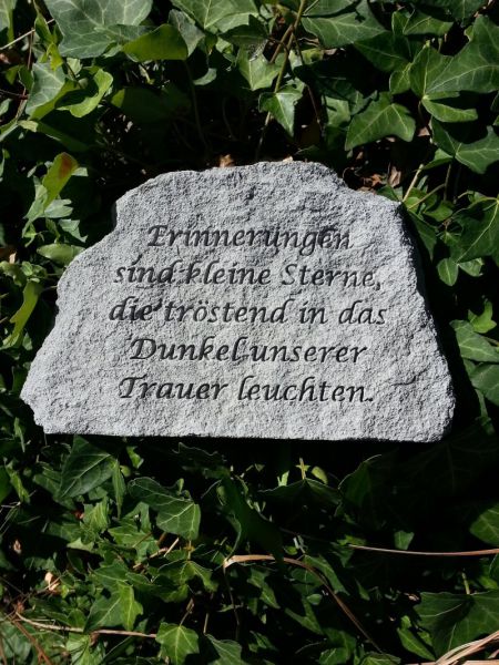 Gedenkstein "Erinnerungen sind kleine Sternen die tröstend in das Dunkel unserer Trauer leuchten "
