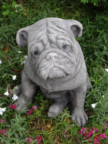 Hundefigur Mops Hund sitzend aus Steinguss