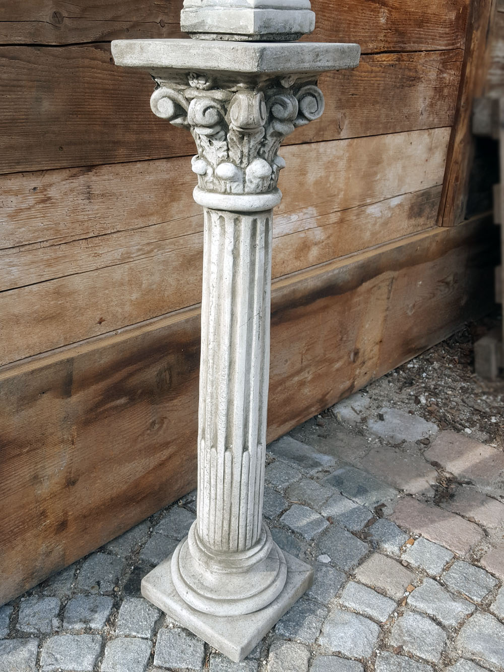 JS Garten Deko Betonfigur – Korinthische Säule, 45 Cm Hoch, Frostsicher, Hellgrau Patiniert
