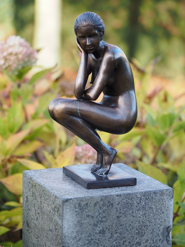 Bronzefigur hockende Frau - Weiblicher Akt aus Bronze | Steinfiguren